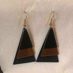 Retro earrings triangles in black and gold metal